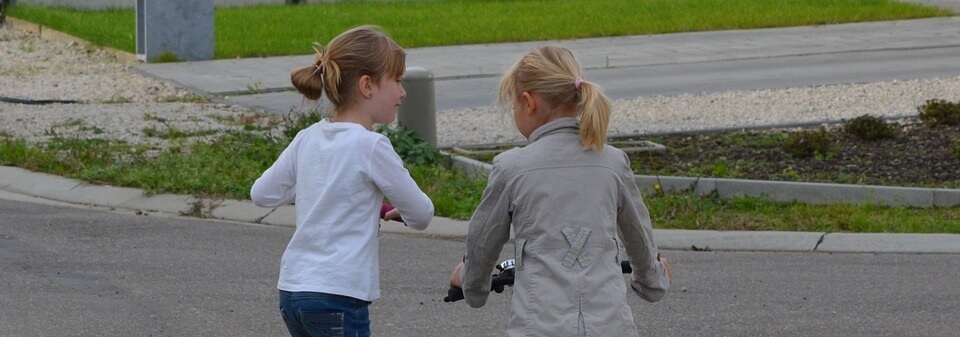 girls speakign to each other